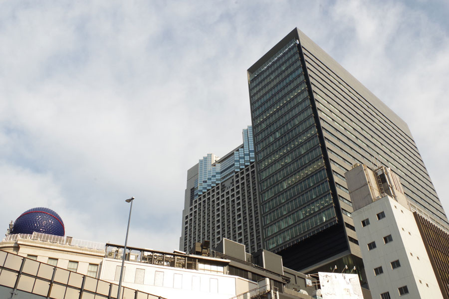 右の細長いビルが「なんばスカイオ」。その横が「スイスホテル南海大阪」、左の丸い場所に南海難波駅が位置する