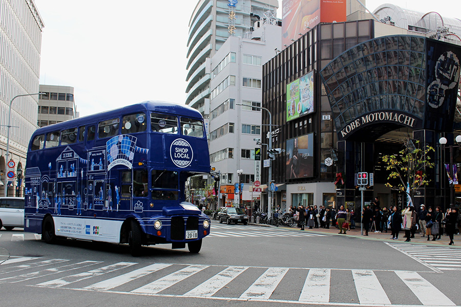 ニューヨークでデザインされたという神戸の街の風景がラッピングされたロンドンバス