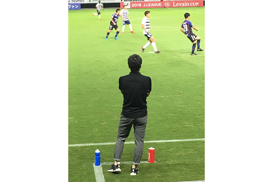 チームの戦況を見つめる、試合中の宮本恒靖監督
