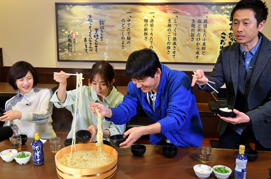 丸亀製麺の人気メニュー「釜揚げうどん」を食べる出演者。左から、水野真紀、松島花、ロザン菅、宇治原
