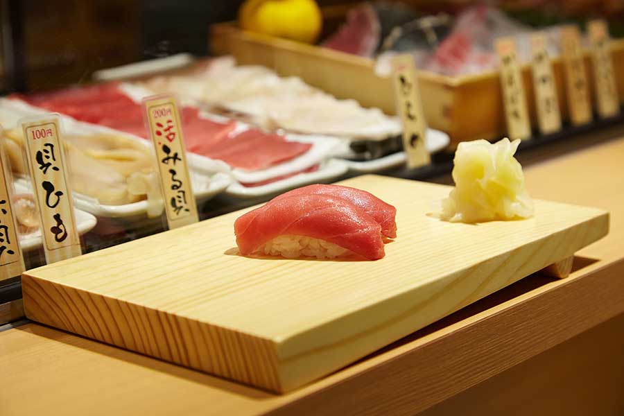 立ち食いでサッと楽しめる、寿司 魚がし日本一