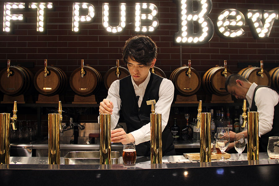地元・大阪のクラフトビール、ワイン、シードルが全て、樽から直接注がれるカウンター。