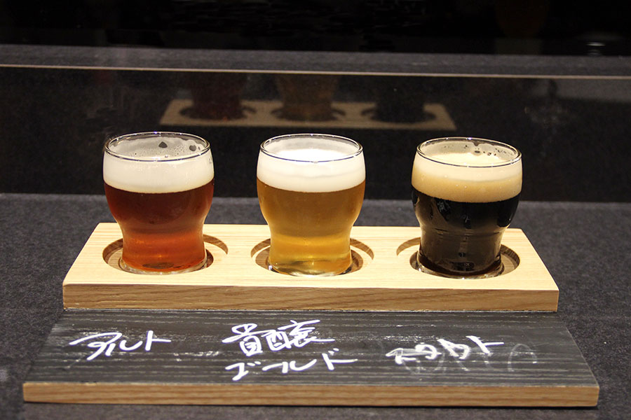 大阪のクラフトビールも飲み比べ可能。「樽生クラフトビール日替わり飲み比べセット」（３種類、９８０円）