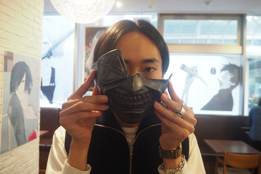 食前酒を飲むと主人公カネキが着用するマスクを装着しているように見える特製の陶器