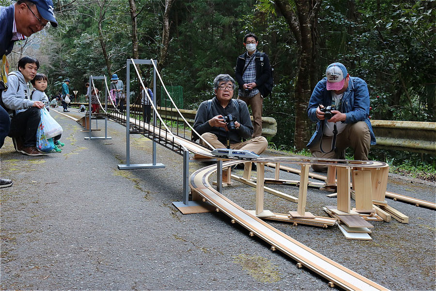 五条駅から新宮駅まで約１０００メートルの木製レールを走らせる