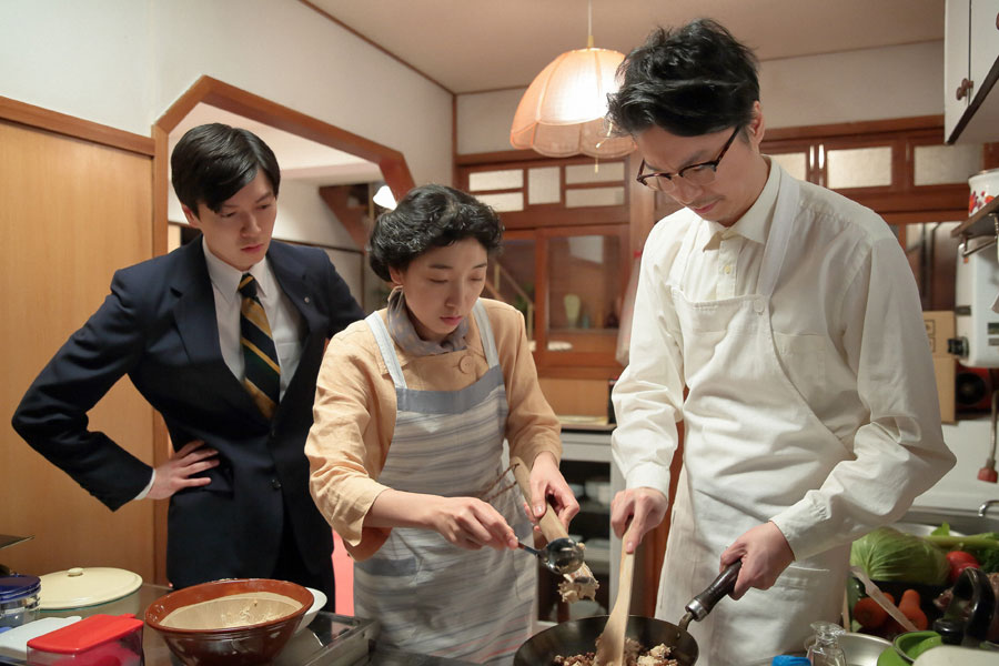 まんぷくヌードルに入れる肉を作る福子(安藤サクラ)と萬平(長谷川博己)、それを見守る源(西村元貴)