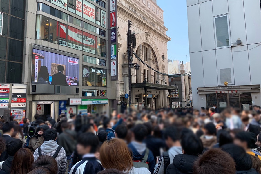新元号の発表の瞬間を待つ、大阪ミナミ・道頓堀前の人々（１日・大阪市内）