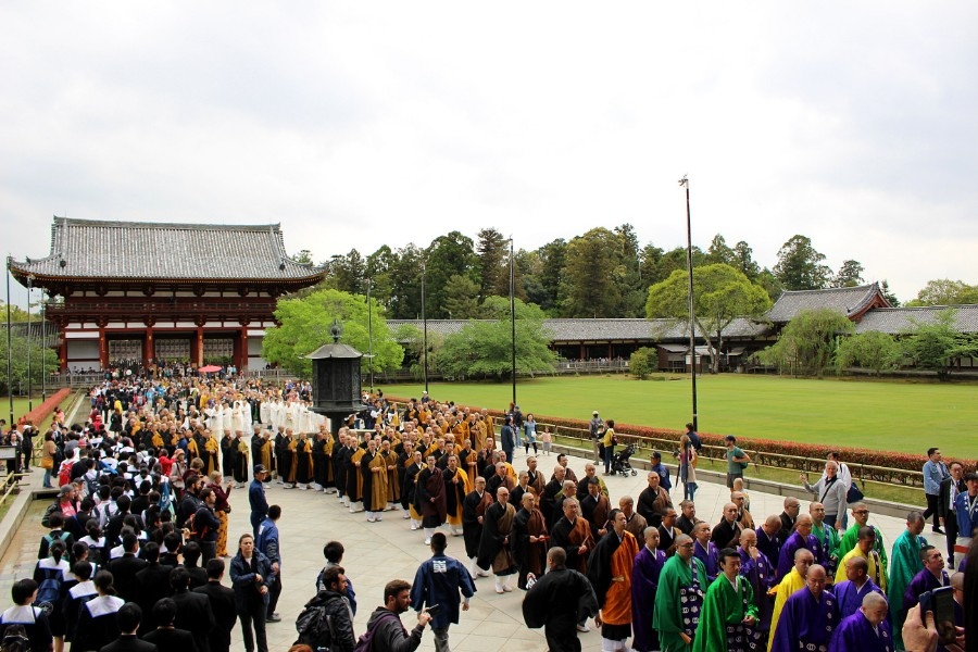 宗派を超えて約５００名の僧侶が一同に会す様子を見るため、多くの観光客が大仏殿前に押し寄せた（２６日・東大寺）