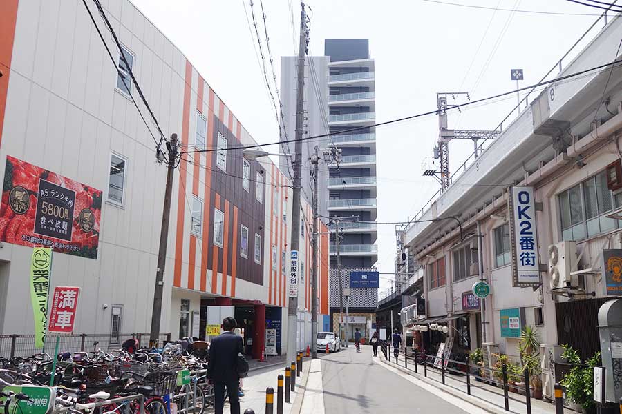 ＪＲの高架沿いに位置し、１２階建ての「ホテル阪神アネックス大阪」