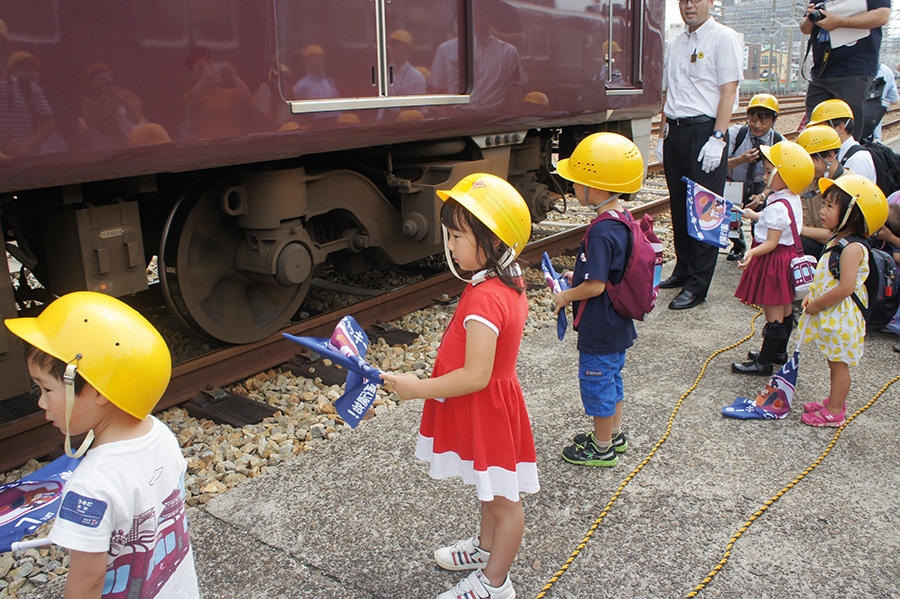 くまのがっこう電車お披露目、子ども笑顔 » Lmaga.jp