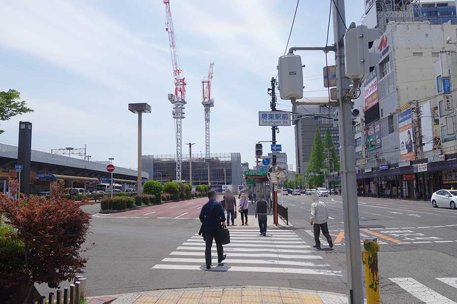 堺東駅前（写真）の３番乗り場から堺市博物館前まで、７〜１０分で到着