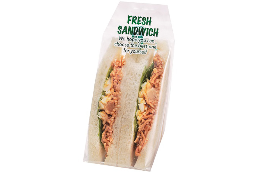 サンドイッチに麺とポテトサラダをはさんだ「ベビースターラーメンサンド」（２１６円）