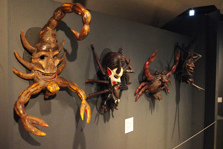 サソリやクモ、カニなどを形取った仮面が展示された蟲コーナー