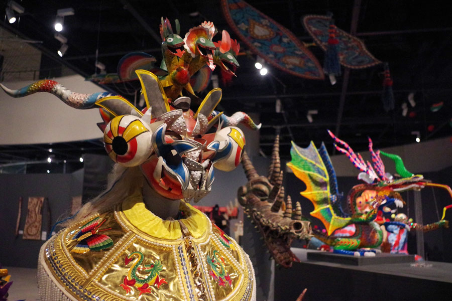 龍の文様が入った南米・ボリビアの悪魔踊りの仮面など