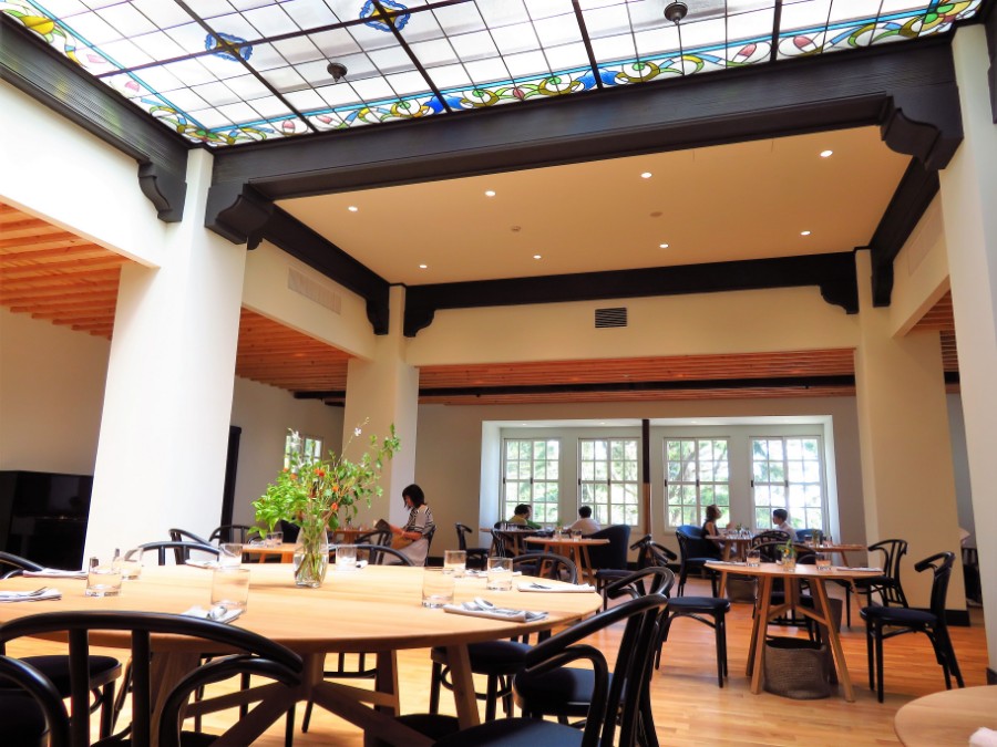 天井が高く開放的で、ステンドグラスが美しい旧館２階のカフェテリア