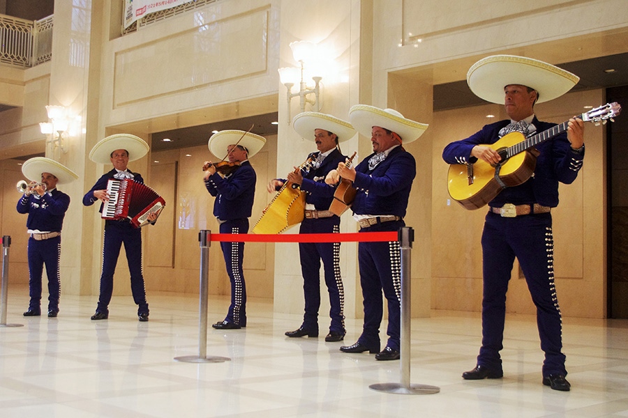 大きな帽子「ソンブレロ」をかぶってメキシコ音楽を演奏する「マリアッジ・アガベ」（１３日・大阪市役所）