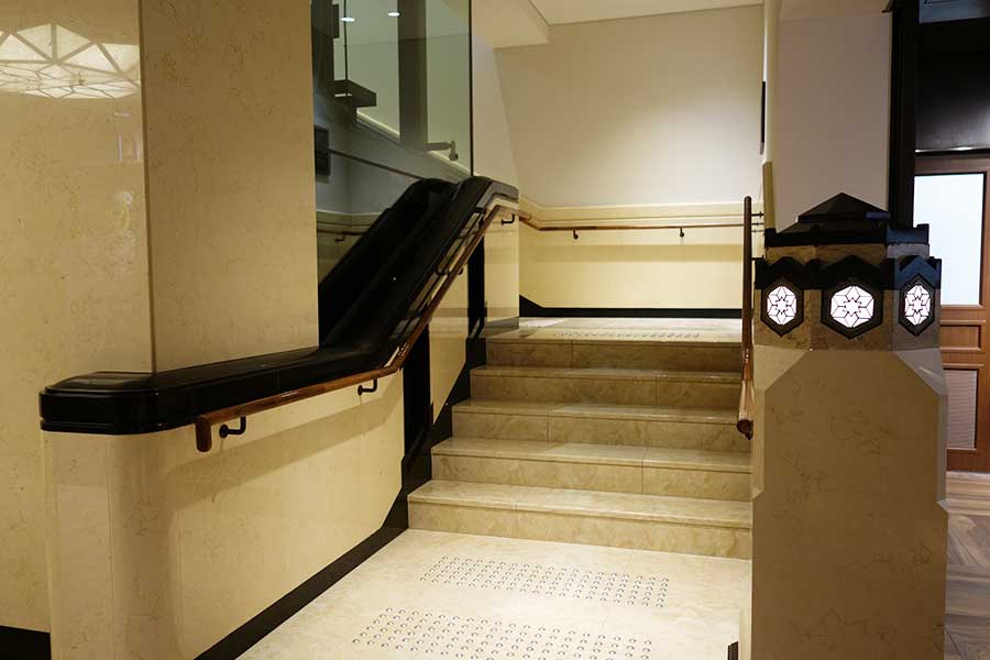 地下２階と地下１階を結ぶ階段