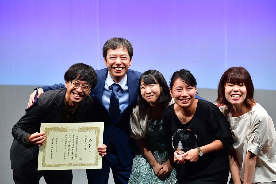 第１回『関西演劇祭』で『ベスト審査員特別賞』を受賞した「夕暮れ社弱男ユニット」とプレゼンターの板尾創路