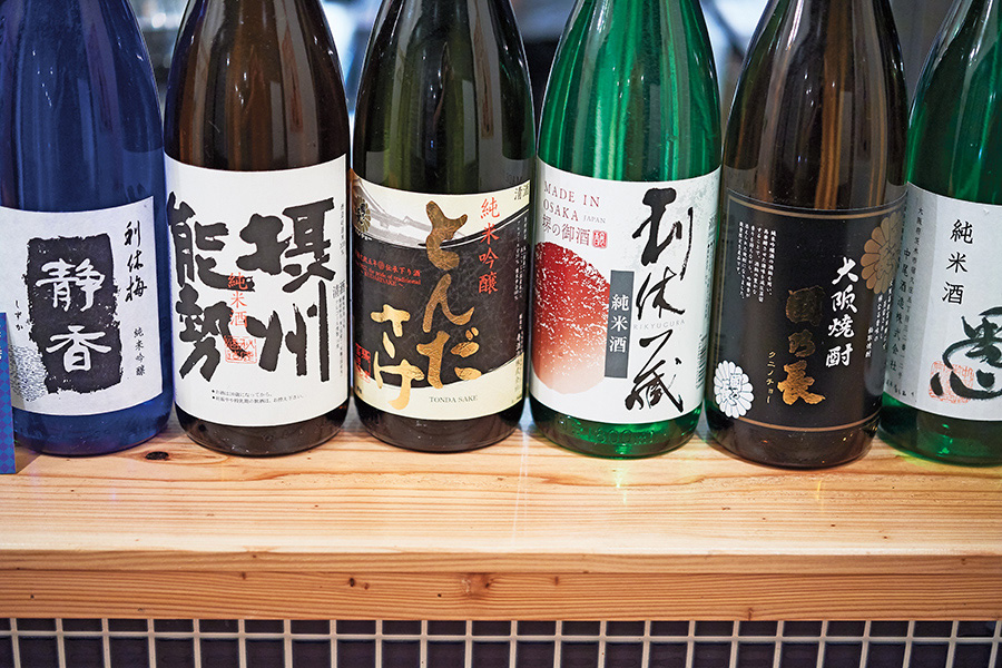 大阪地酒はグラス３００円、１合５００円〜。河内ワインや能勢炭酸のハイボールも人気