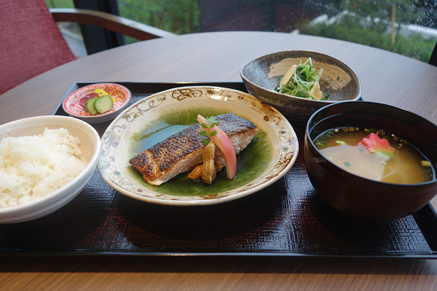 「京町堀 莉玖」監修のレストラン「青庵 ｋｙｏｍａｃｈｉｂｏｒｉ ｒｉｋｙｕ」のメニュー。周辺の食材を活かした、焼き魚御膳２０００円