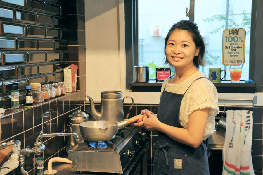 「ｓａｌｏｏｎ」で紅茶を煎れる堀江さんの娘・真彩子さん