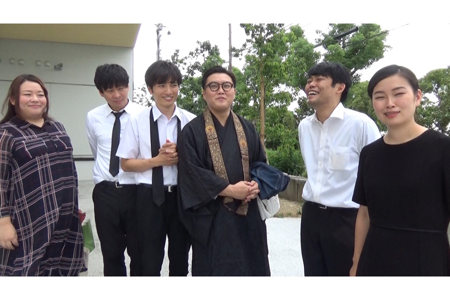 座長の野村尚平（右から２番目）と劇団コケコッコーのメンバー（写真提供：ＭＢＳ）