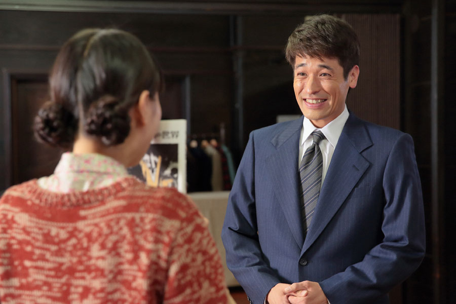 偶然再会をした喜美子(戸田恵梨香)と草間(佐藤隆太)©NHK