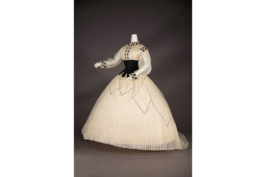 アフタヌーン・ドレス、1865-68年頃、イギリス、神戸ファッション美術館蔵