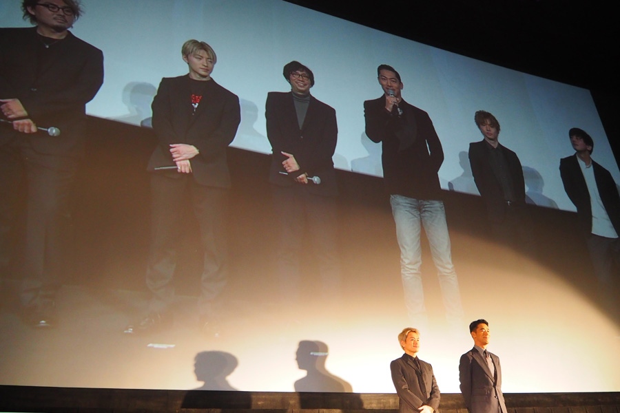 『その瞬間、僕は泣きたくなった』の舞台挨拶の東京・大阪２元中継の様子。大阪には今市隆二（左）、小林直己が登壇した（９日・大阪市内）
