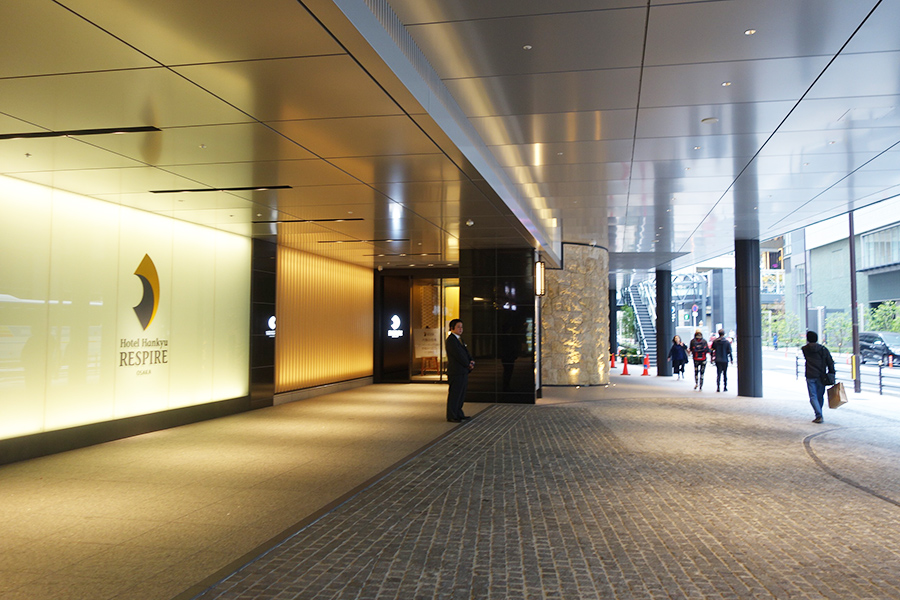 「ホテル阪急レスパイア大阪」のエントランスは、商業施設「リンクス梅田」の１・２階