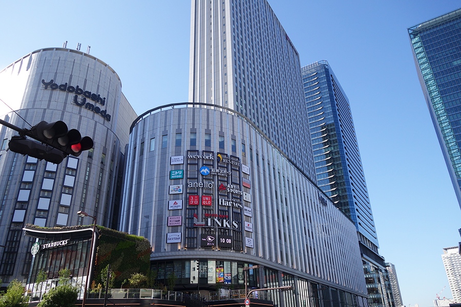 ヨドバシ梅田タワーの南側が、ヨドバシカメラ マルティメディア梅田。９〜３５階はホテル阪急レスパイア大阪