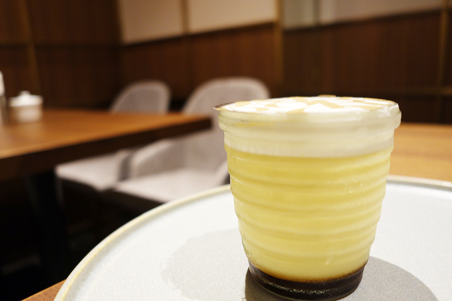 神戸本店限定「兵庫県産こだわりミルクのカスタードプリン」にはミルク風味豊かな生クリームたっぷり