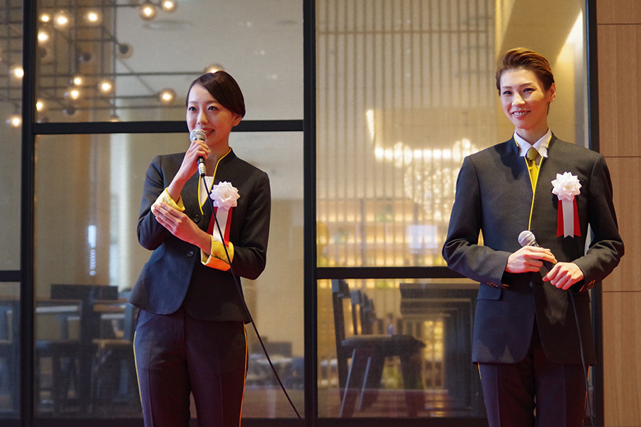 「ホテル阪急レスパイア大阪」の制服姿に身を包んだ、瀬戸かずや（右）と朝月希和