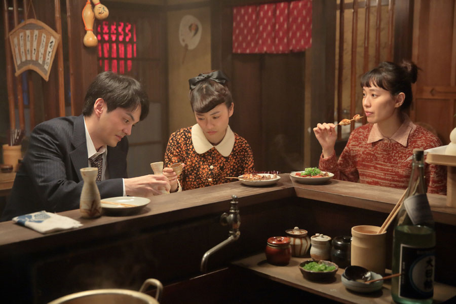 左から信作(林遣都)、照子(大島優子)、喜美子(戸田恵梨香)。店「あかまつ」にて照子から見合い結婚の話を聞く ©NHK