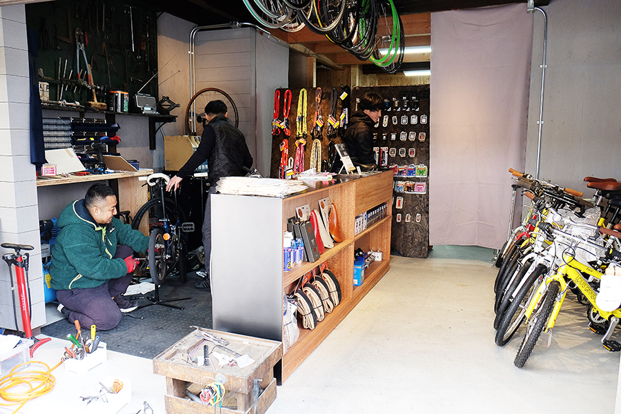 近所の企業や地元客がひっきりなしに訪れる辻森自転車商会。メインは自転車修理で、１日に約１５～２０件も対応するそう