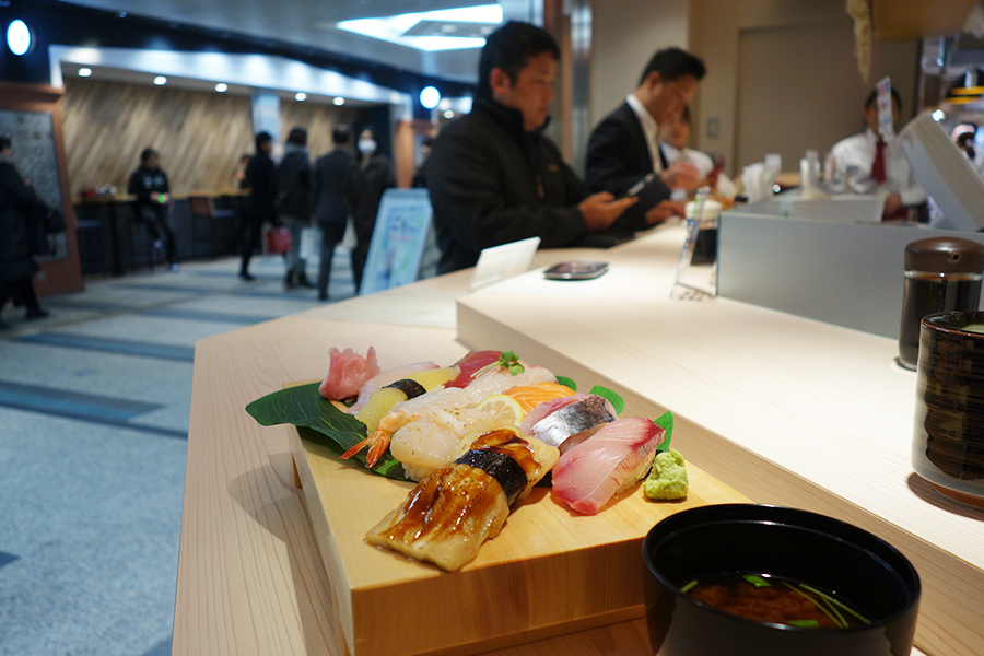 「立ち食い寿司 ぷら寿」の握り寿司盛り合せ。お寿司は盛り合わせのみで、単品オーダーは今後予定