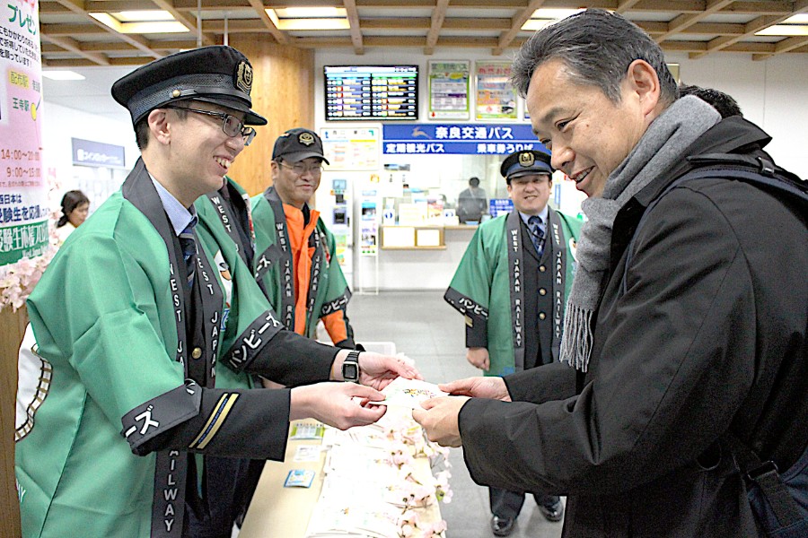 高校受験の息子さんに渡すという、千葉県の斎藤さん（１月１０日・ＪＲ奈良駅）