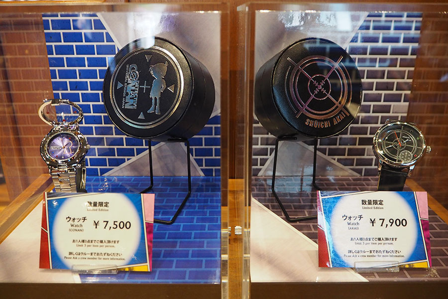 「腕時計型麻酔銃」（左からコナン７５００円、赤井７９００円）　