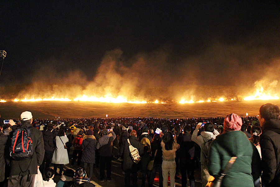 多くの人が、若草山の山麓で山焼きを楽しんだ（１月２５日・奈良市）