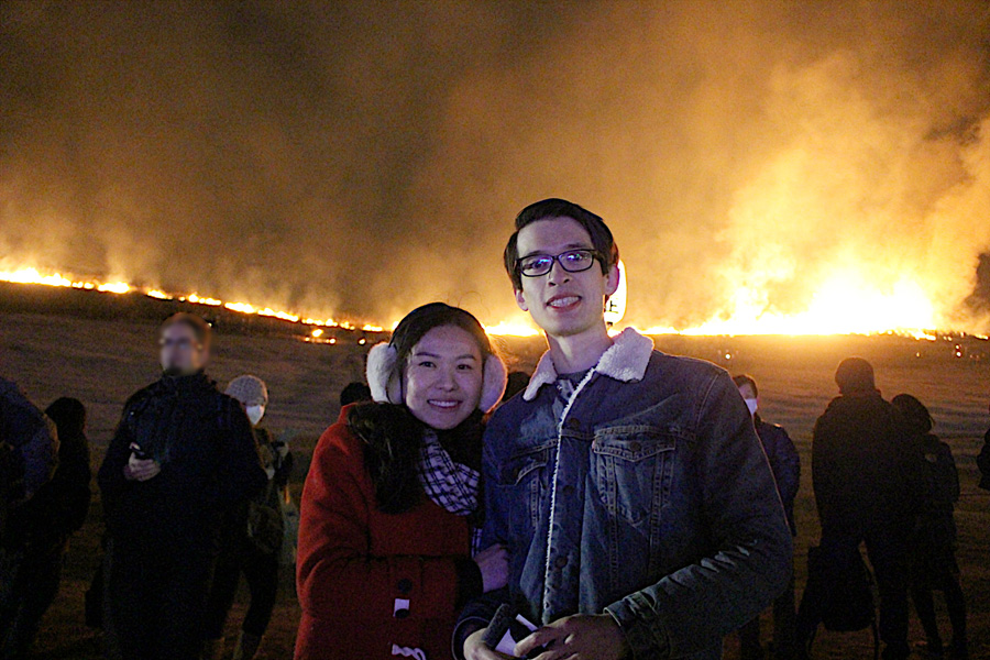 「初めて若草山焼きを見た」というトーマスさん（オランダ）とカラさん（中国）のカップル（１月２５日・奈良市）