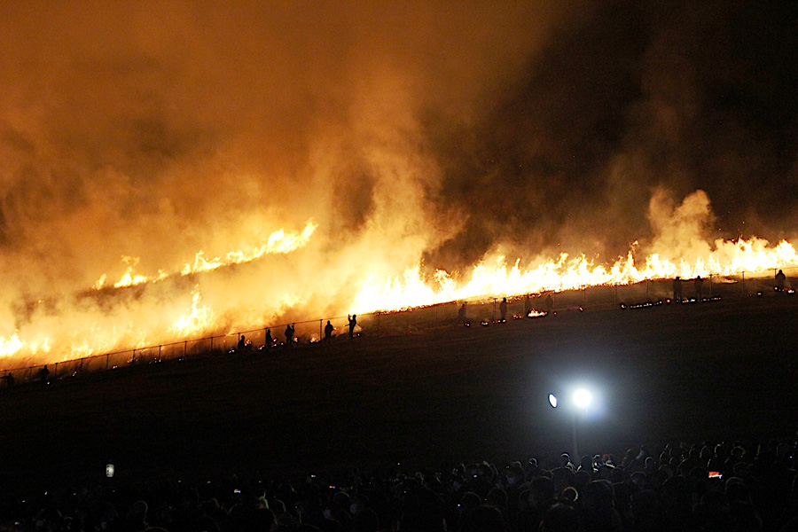 奈良市の消防団員約３００名が春日大社の御神火を移した松明で一斉点火。まるで山火事のような凄まじい迫力の若草山焼き（１月２５日・奈良市）