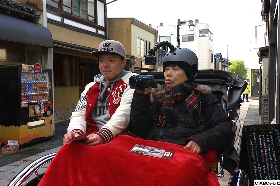 観光客の男性と人力車で相席する藤山直美