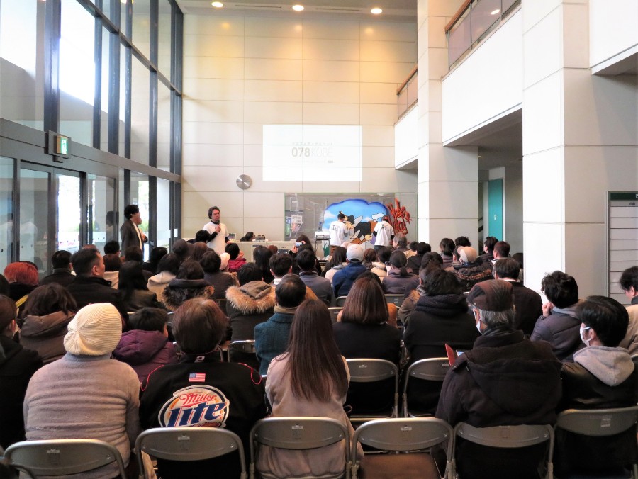 会場となった神戸市役所２号館のロビーには、さまざまな年代の多くの人が詰めかけた（２月２日・神戸市役所）
