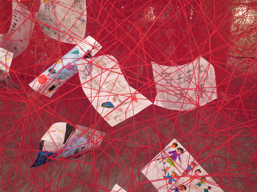 塩田千春《永遠の糸》（部分）赤い糸に絡まっているのは、岸和田の小学生たちが描いた２９３点の絵や文字