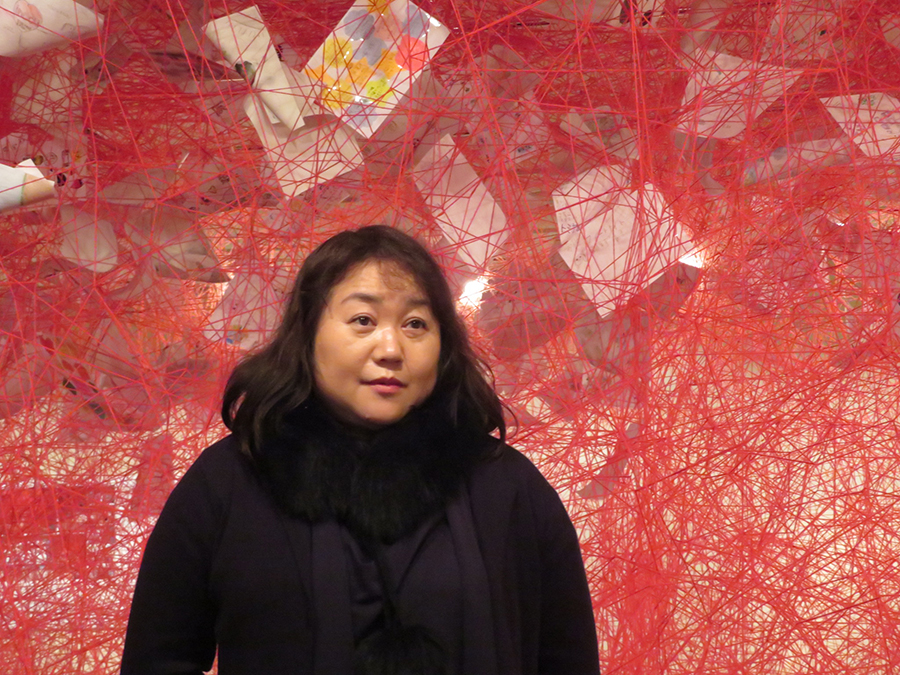 作家の塩田千春。彼女はベルリン在住だが、実家は今も岸和田市内にある。「実家の近くで個展ができてうれしい」