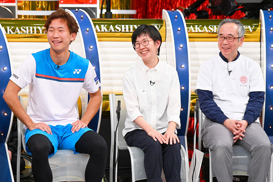 左からプロテニスプレイヤーの市川泰誠、左利き道具店店主の加藤礼さん、ハンコ職人の三田村薫さん（写真提供：ＭＢＳ）