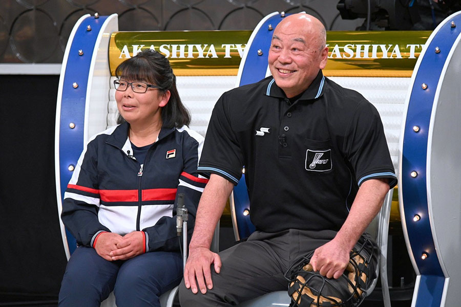 （左から）テニスの国際審判員の鶴淵志乃さん、元プロ野球審判員の山崎夏生さん（写真提供：ＭＢＳ）
