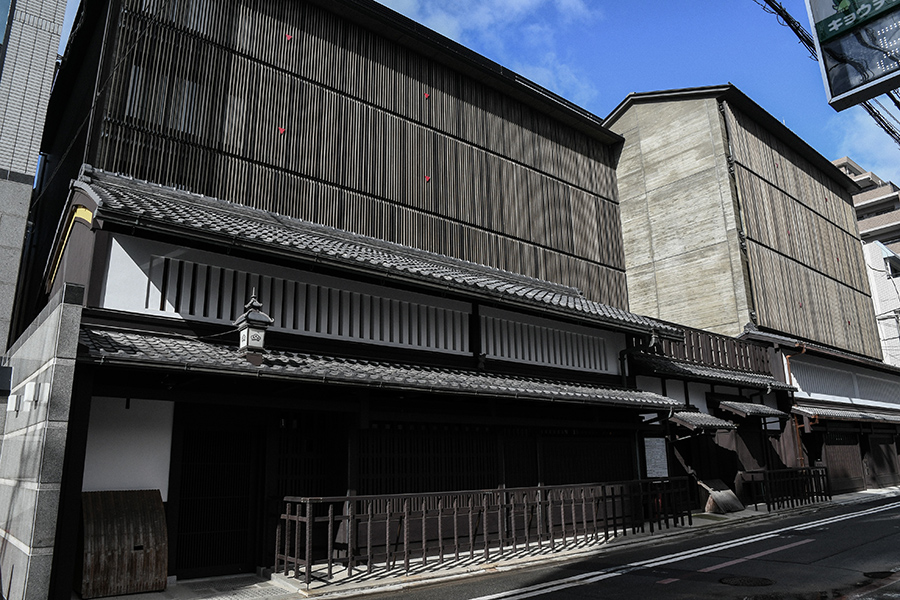 手前の京町家然とした建物がフロント、その後ろに5階建ての宿泊ゾーンを備える