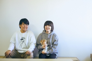 「よしもと漫才劇場」の楽屋で、左から蛙亭の中野周平、岩倉美里