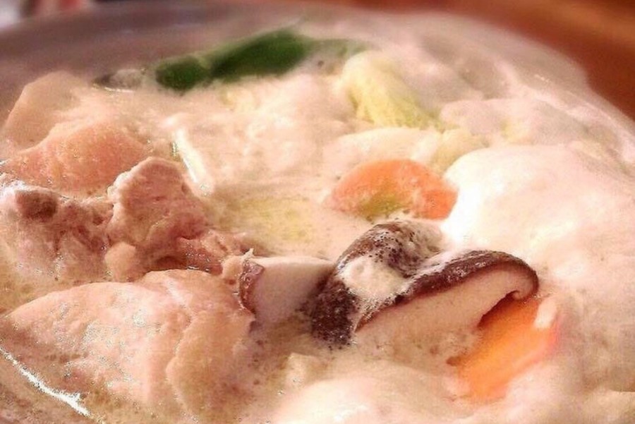 奈良の郷土食「飛鳥鍋」。厳密な決まりは無く、牛乳と鶏肉を使用すれば飛鳥鍋と呼べるとのこと。同店では味噌仕立てで最後に牛乳を入れる　提供：ことのまあかり